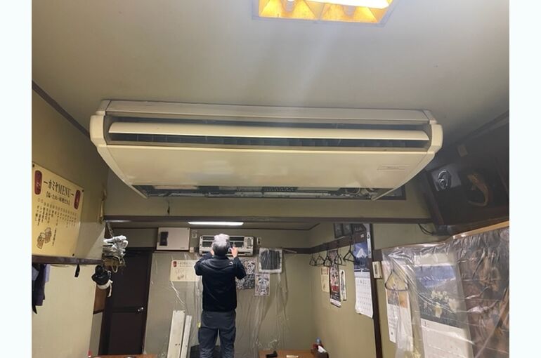 2023年3月　カミヤもつ焼き店エアコン分解洗浄①